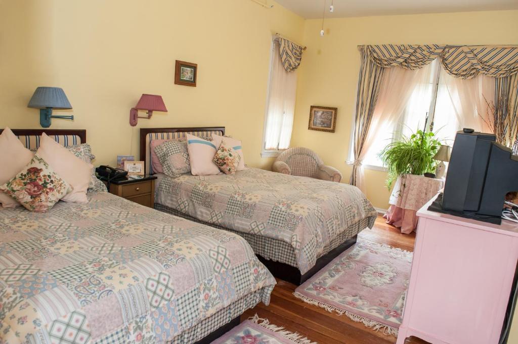 Cedars & Beeches Bed & Breakfast Long Branch Room photo